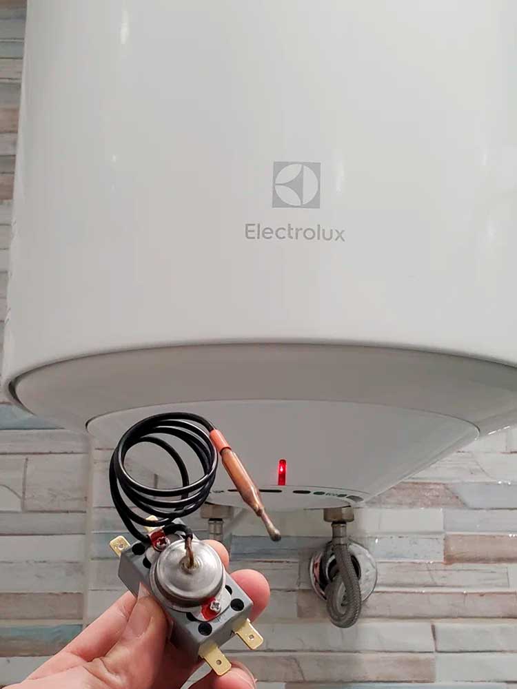 Ремонт накопительных водонагревателей Electrolux EWH AXIOmatic своими руками.